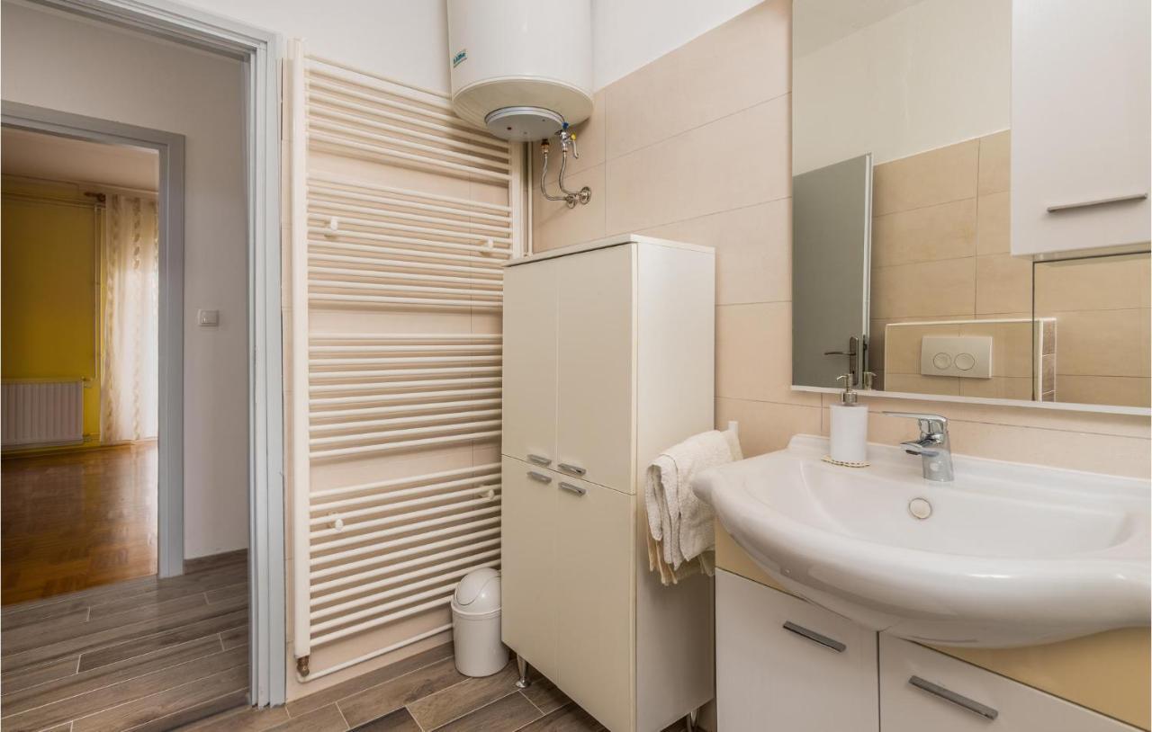 Stunning Apartment In Krk With Kitchen 크르크 외부 사진